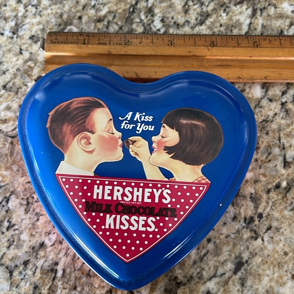 Hershey’s Milk Chocolate Kisses heart shaped candy tin - Picture 5 of 7